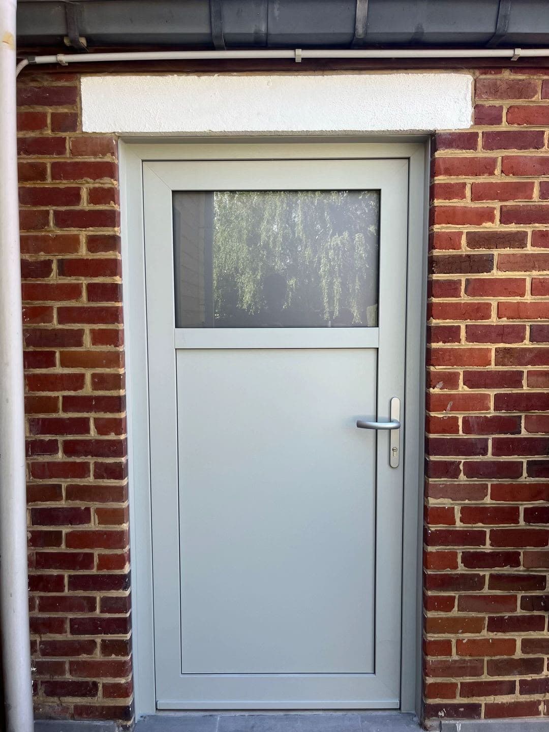 Porte extérieure grise contemporaine